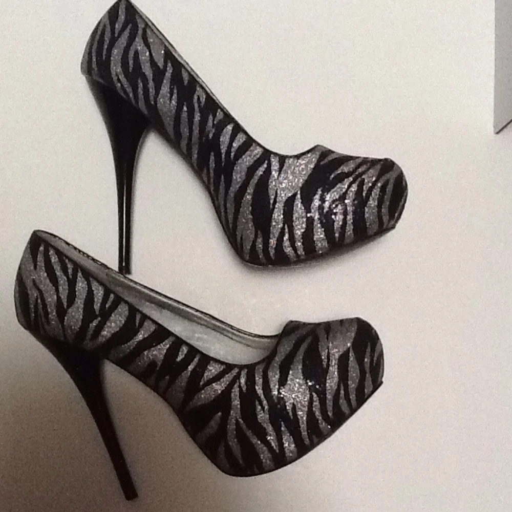 Charlotte Russe Silver Black Zebra‎ Platfor…